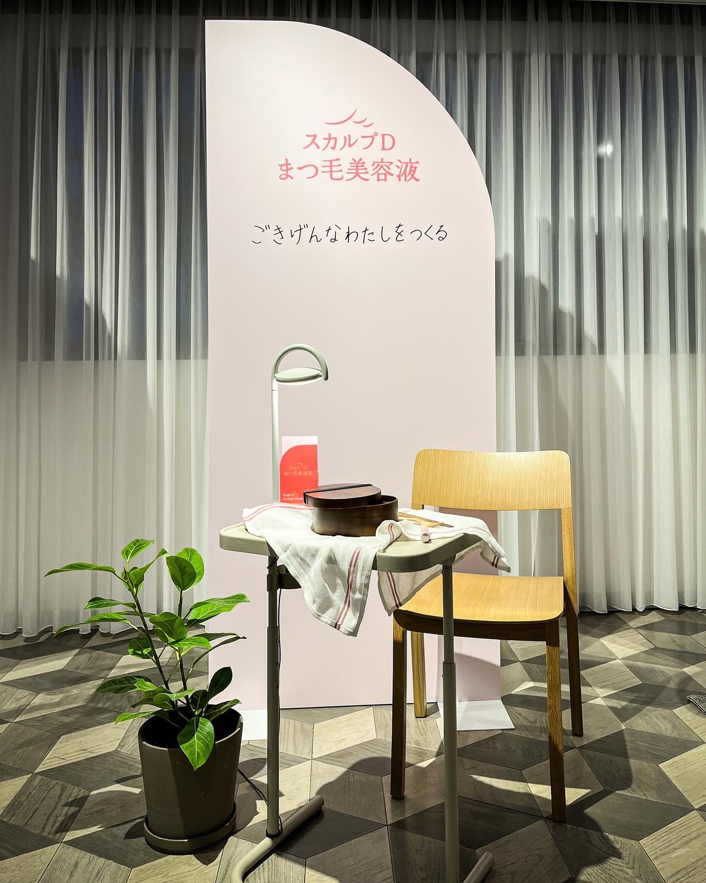小さな机と椅子、本を読むような一角