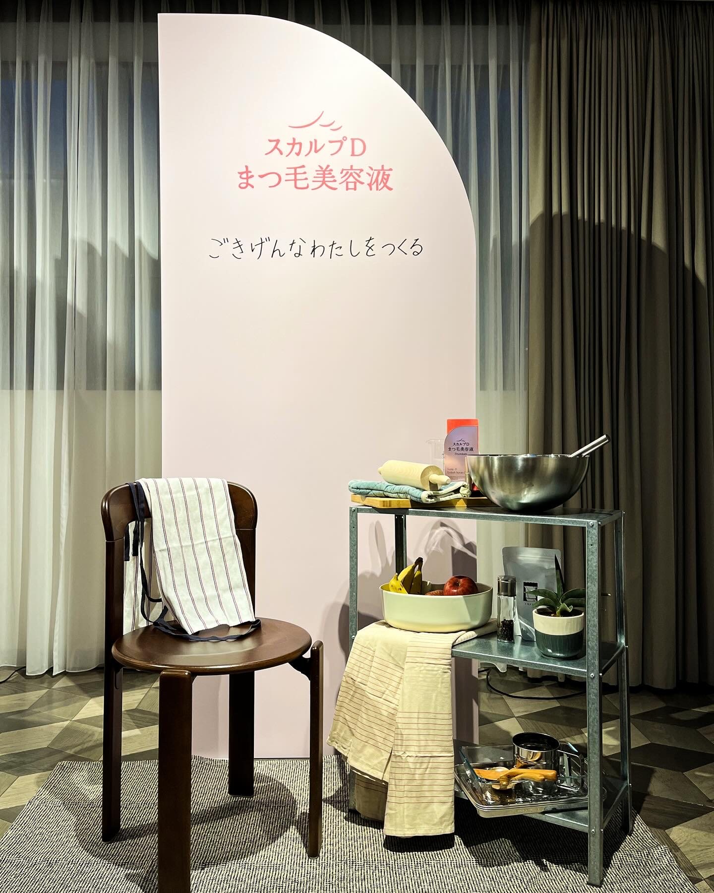 キッチン棚とエプロンの椅子